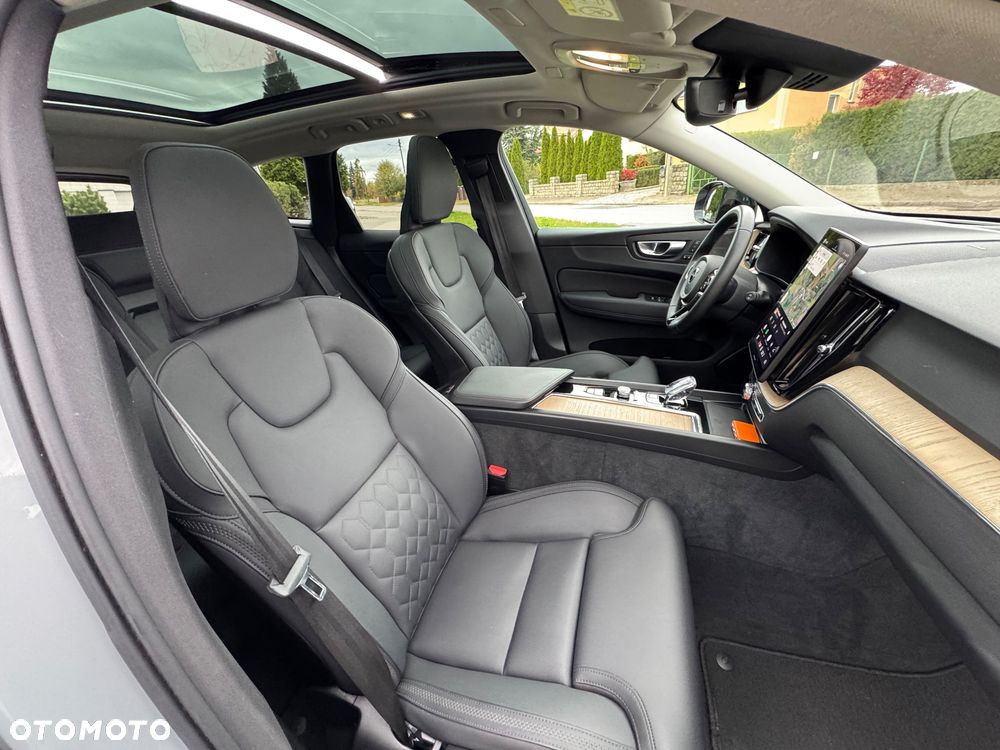 Volvo XC 60 B5 AWD Plus Dark - 23
