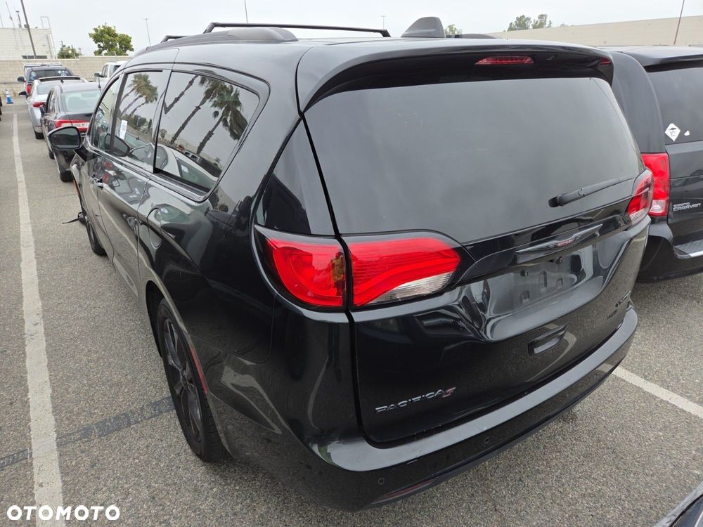 Chrysler Pacifica - 5