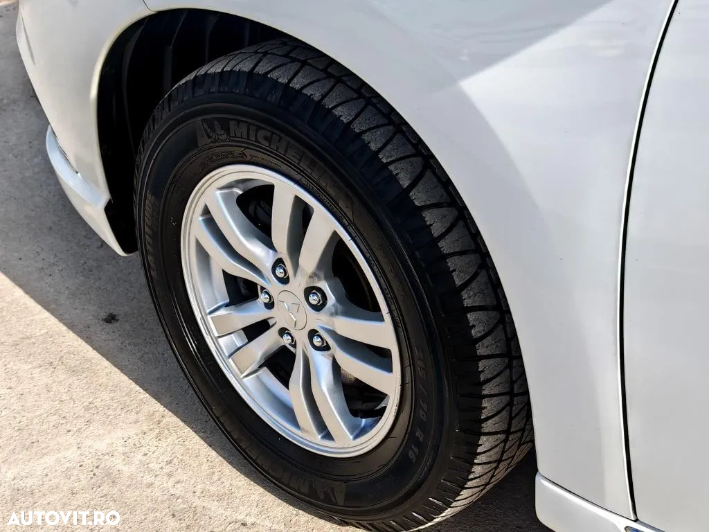 Mitsubishi Outlander 2.4 4WD Plug-In Hybrid Plus - 28