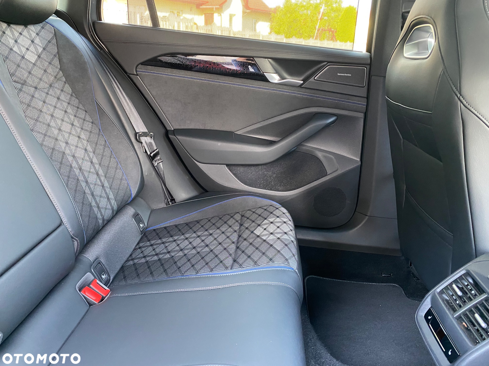 Volkswagen Passat Variant 2.0 TDI SCR DSG R-Line - 25