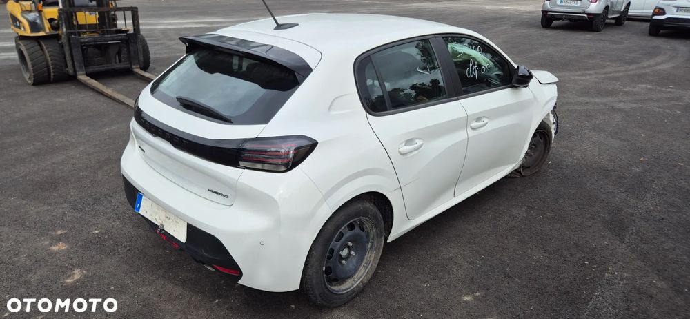 Peugeot 208 - 8