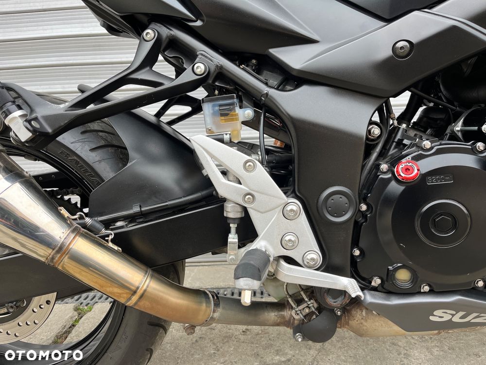 Suzuki GSR - 19