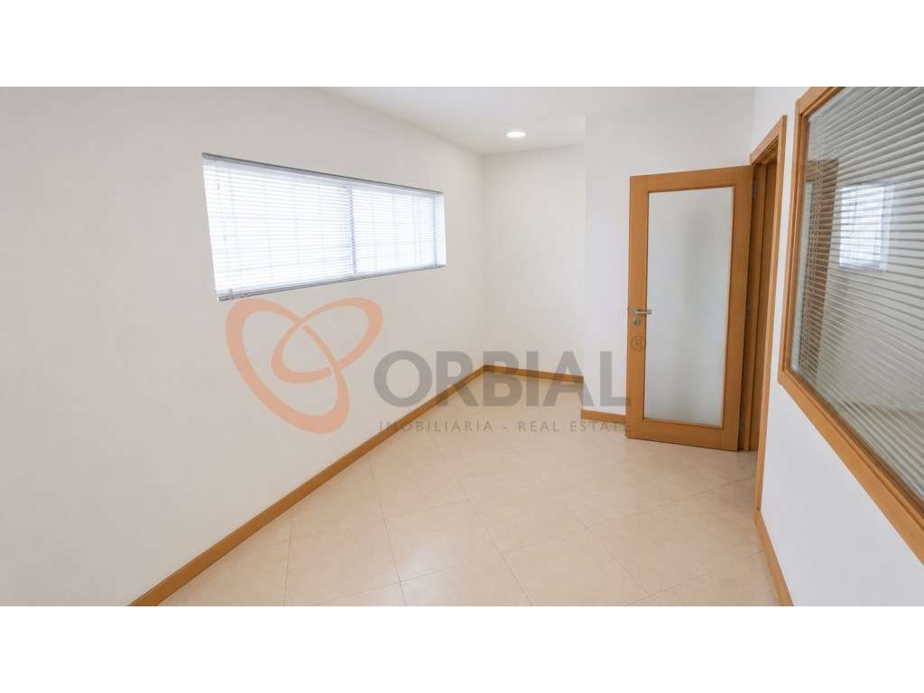Loja para Arrendar nas Areias de São João, Albufeira - Grande imagem: 4/12