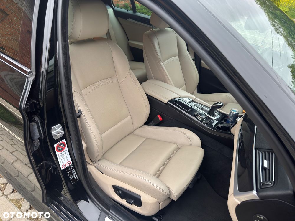 BMW Seria 5 525d xDrive - 10