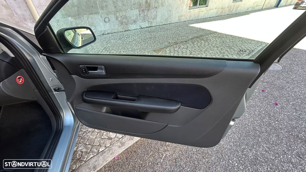 Ford Focus 1.6 TDCi Sport — fotografia 14