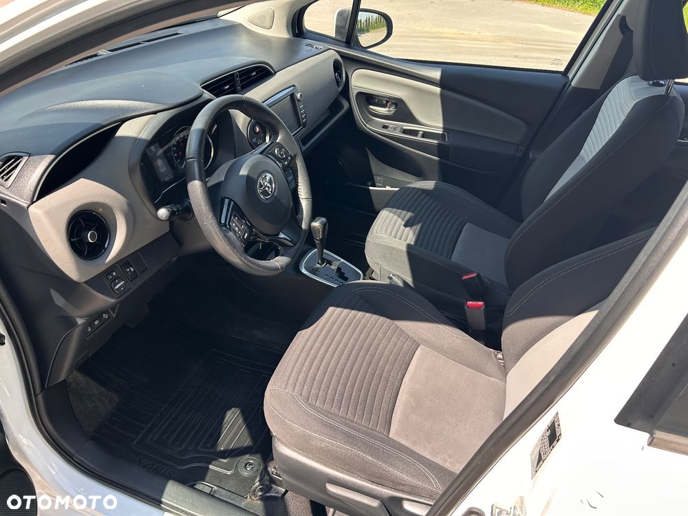 Toyota Yaris Hybrid 100 Premium - 32