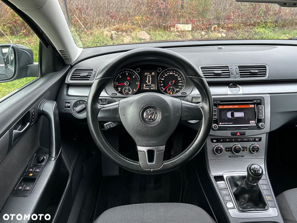 Volkswagen Passat 1.6 TDI DPF BlueMot Highline - 23
