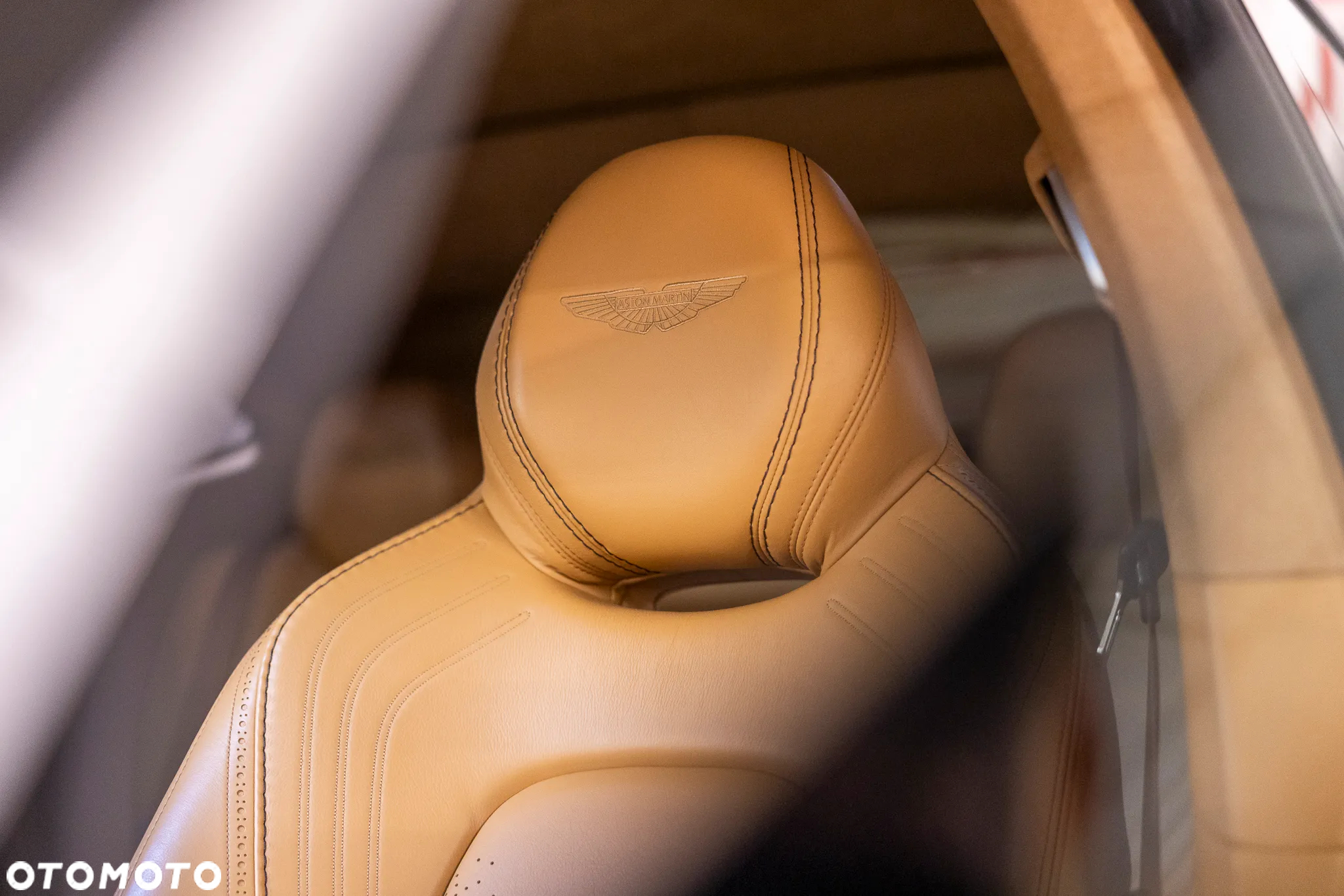 Aston Martin DBX - 14