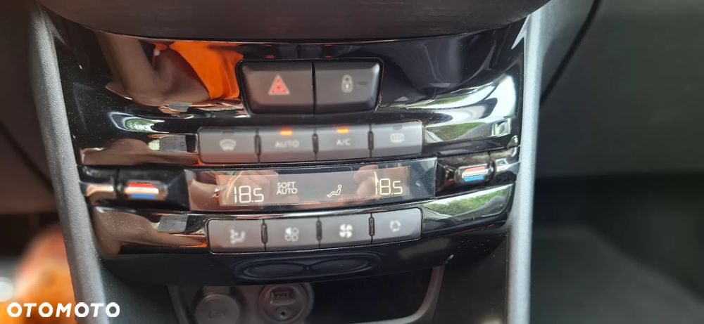 Peugeot 2008 1.2 Pure Tech GPF Allure S&S EAT6 - 38
