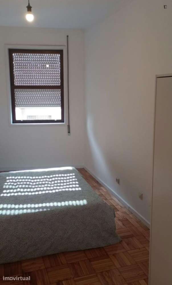 Quarto - localizado em Lordelo do Ouro Porto - Grande imagem: 3/9