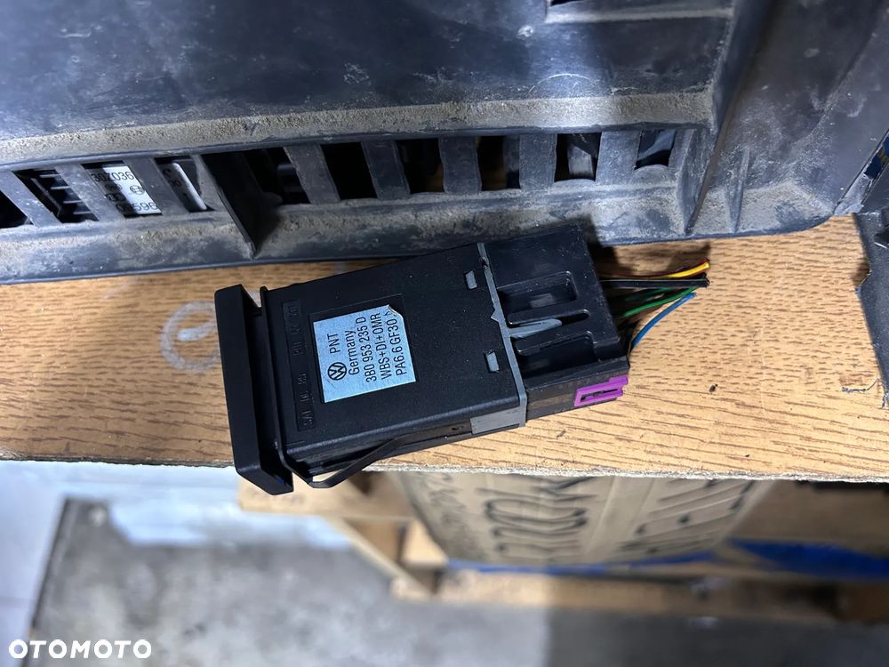 VW PASSAT B5 LIFT PRZYCISKI PRZEŁĄCZNIKI ŚWIATEŁ AWARYJNYCH 3B0953235D WYSYŁKA !!! - 2