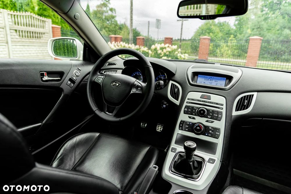 Hyundai Genesis Coupe 2.0 T - 34