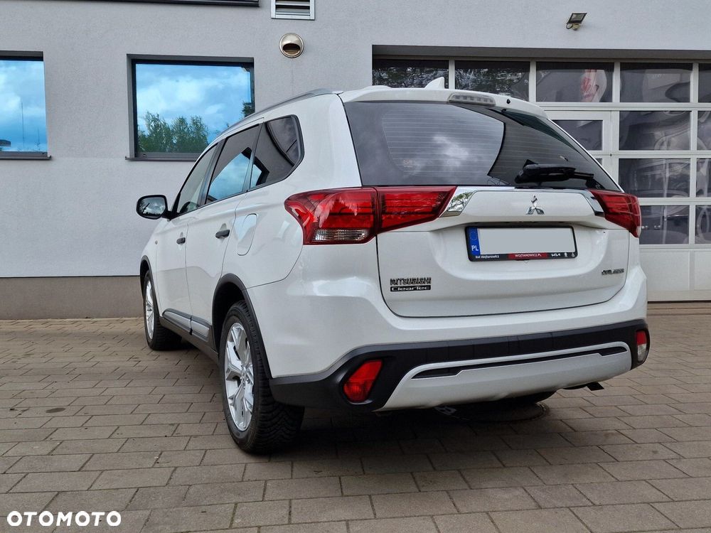Mitsubishi Outlander 2.0 Invite + 2WD - 7