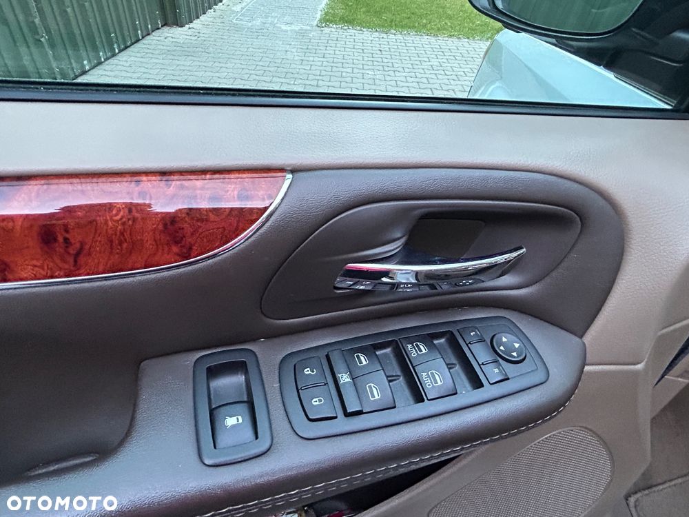 Chrysler Town & Country - 12