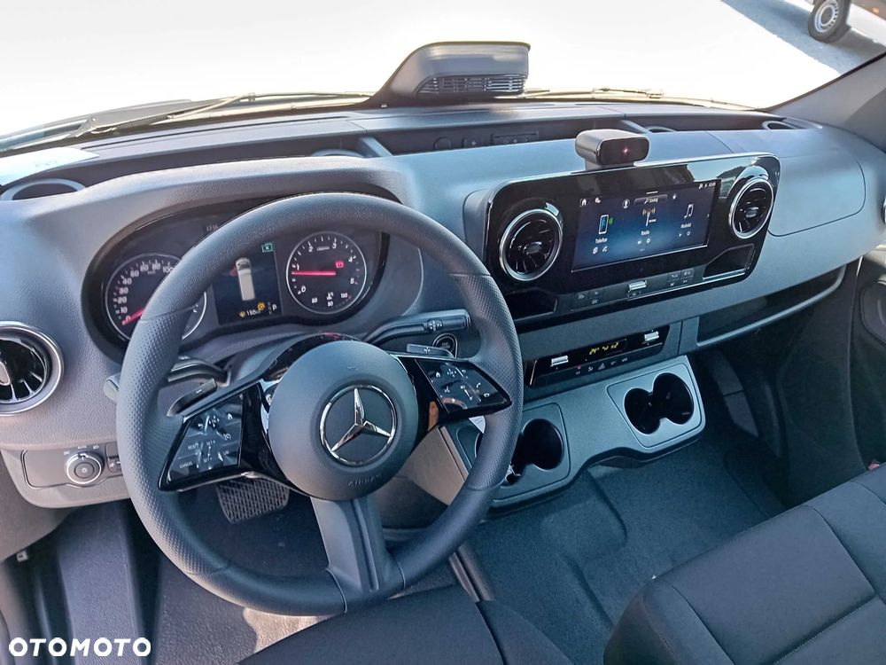 Mercedes-Benz Sprinter - 11