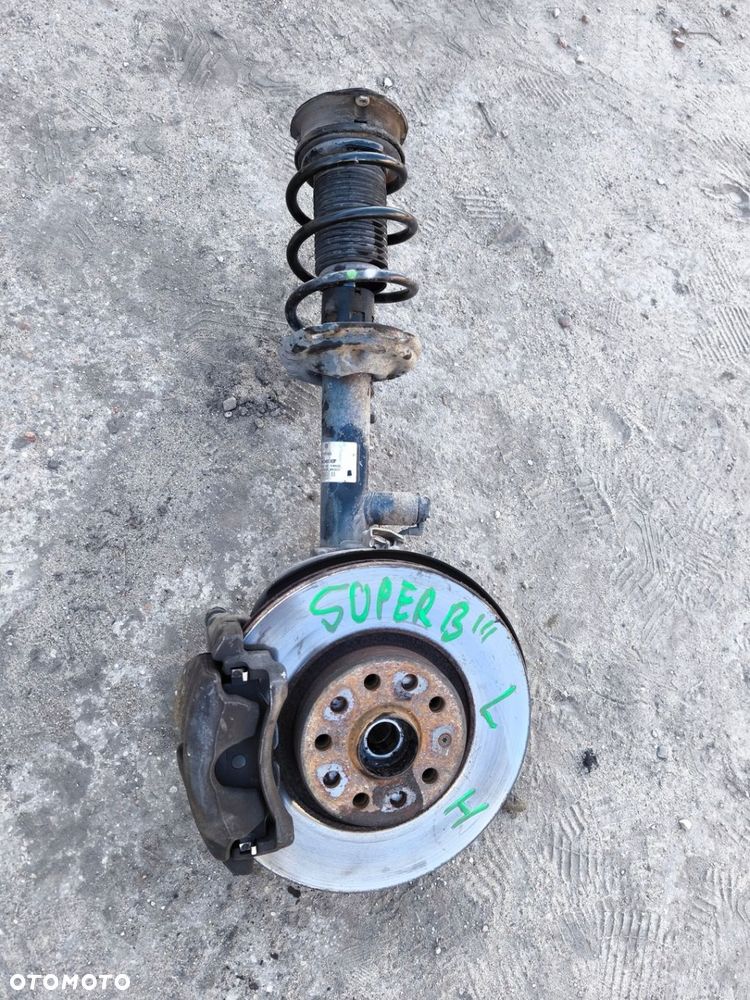 SKODA SUPERB III VW PASSAT B8 ZWROTNICA MCPHERSON AKTYWNY LEWY 3Q0413031AK