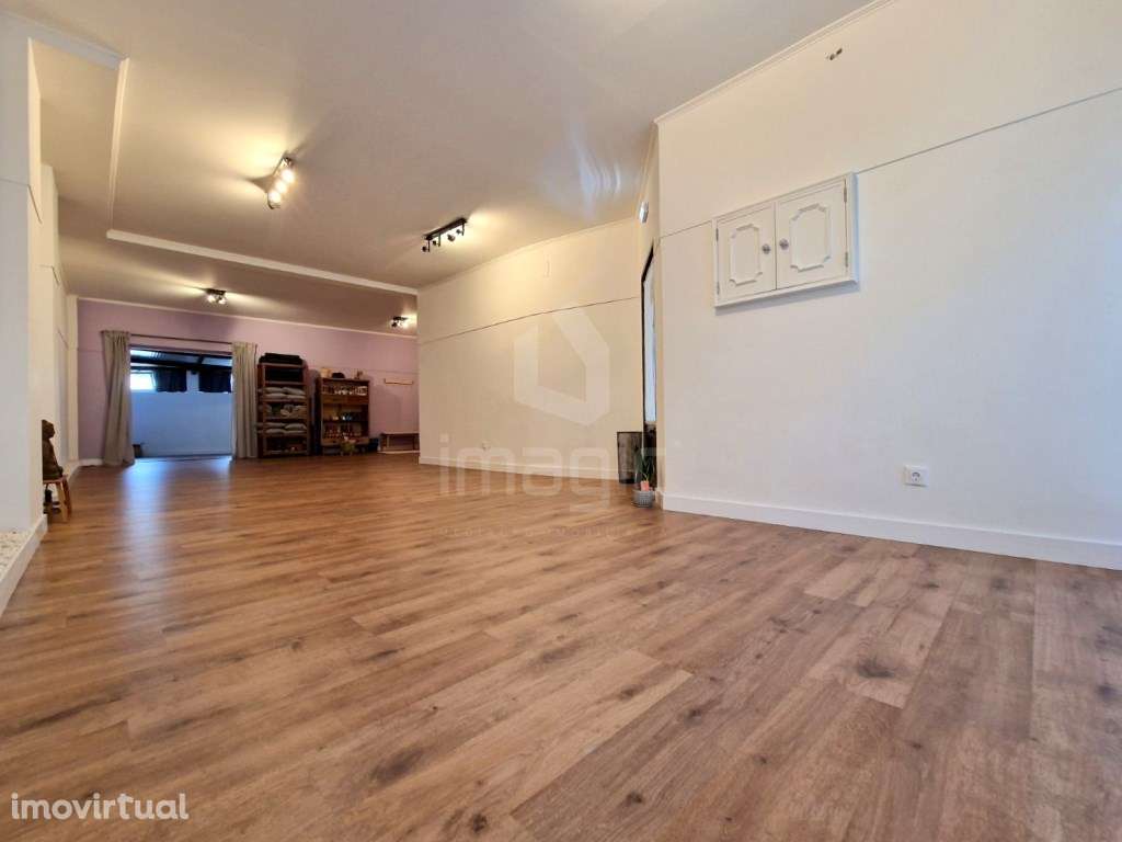 Loja localizada em Mafra, com terraço coberto, totalmente renovada. - Grande imagem: 3/10