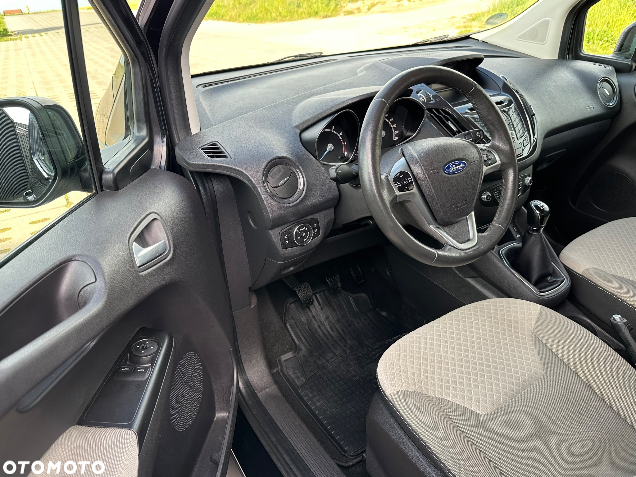 Ford Tourneo Courier 1.0 EcoBoost Titanium - 24