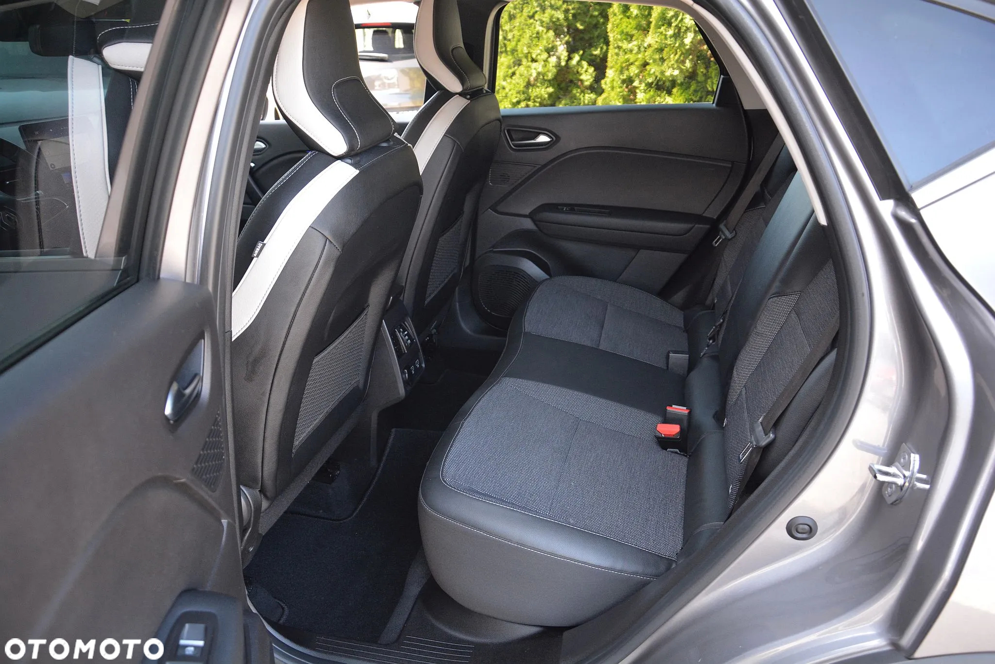 Renault Captur E-TECH PLUG-in 160 INTENS - 11