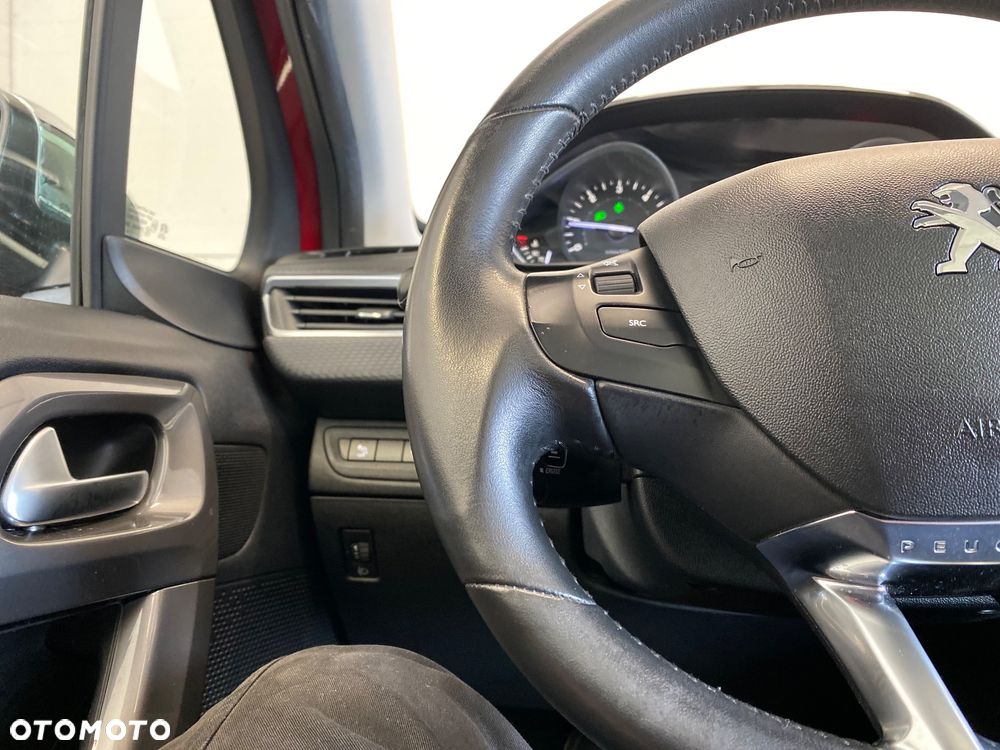 Peugeot 2008 1.6 BlueHDi Style - 25