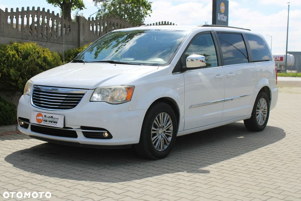Chrysler Town & Country - 13