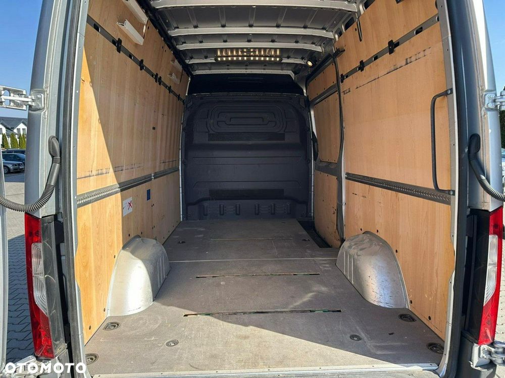Mercedes-Benz Sprinter - 11