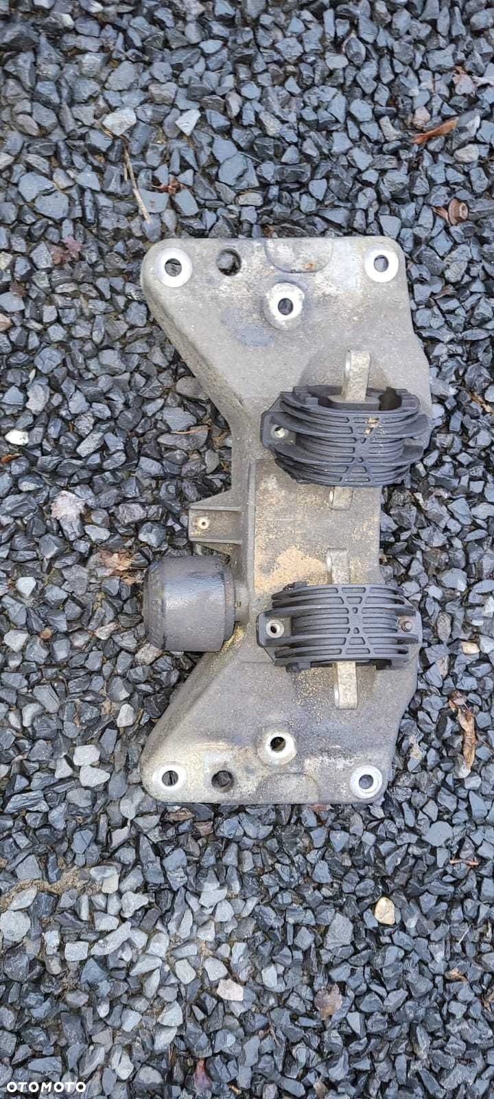 Łapa podpora skrzyni biegów manual BMW F10 N53 - 4