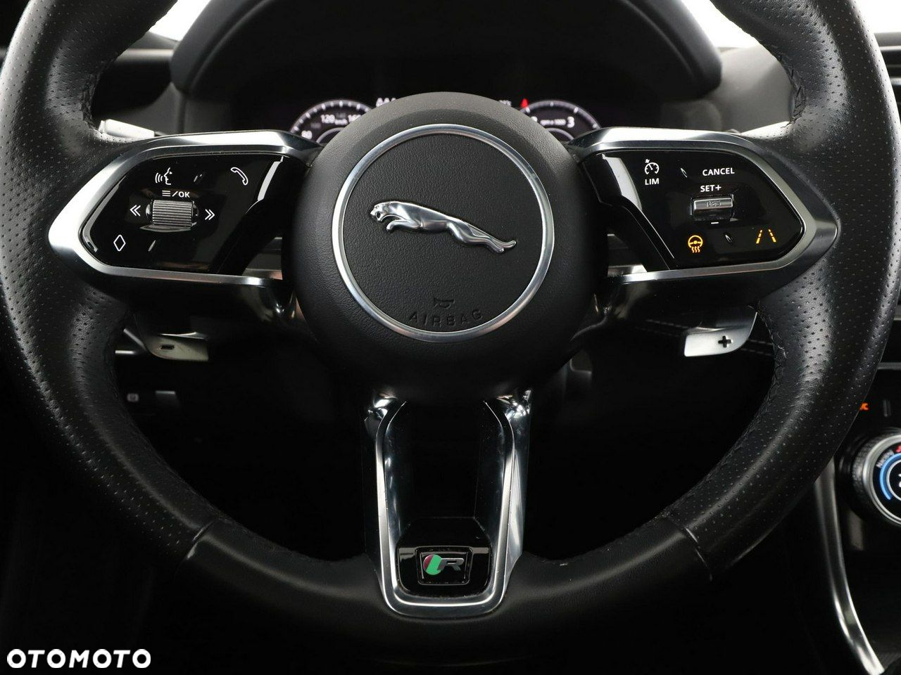 Jaguar XE 2.0 D180 AWD R-Dynamic SE - 20