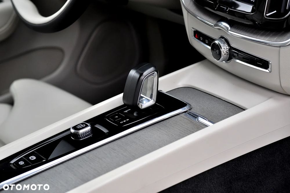 Volvo XC 60 B4 D AWD Plus Dark - 31