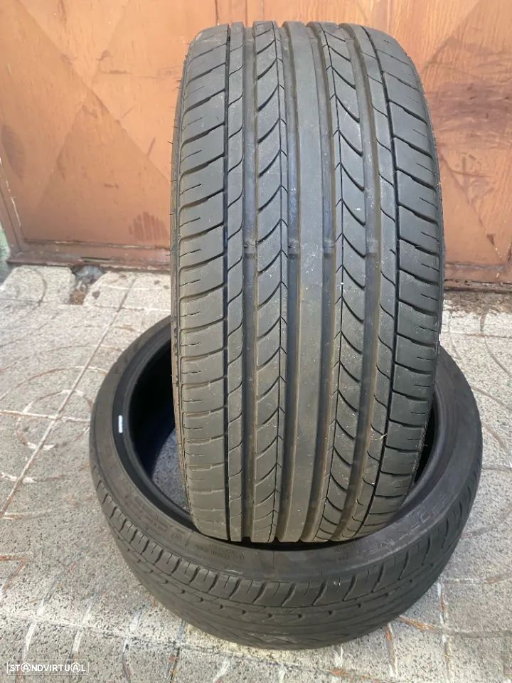 2 pneus 235/35/20 Nankang Noble Sport NS 20 com mais de 85% de piso - 2