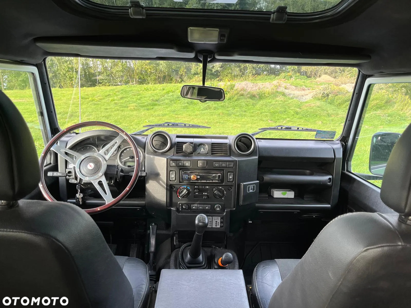 Land Rover Defender - 10