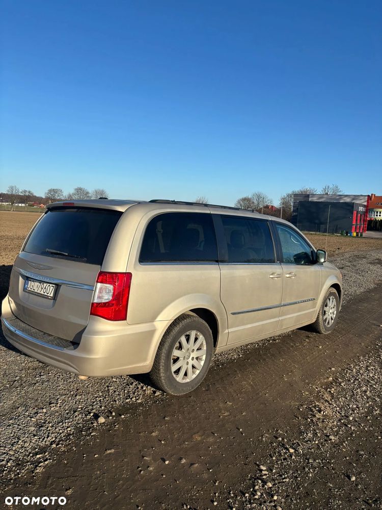 Chrysler Town & Country - 4