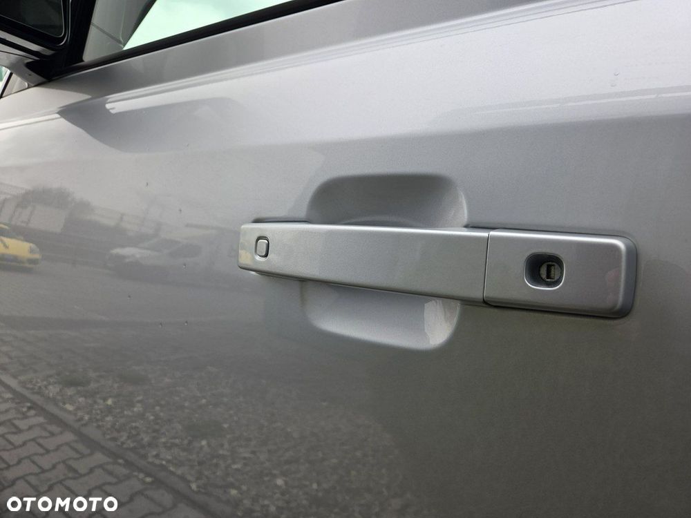 Land Rover Defender - 12