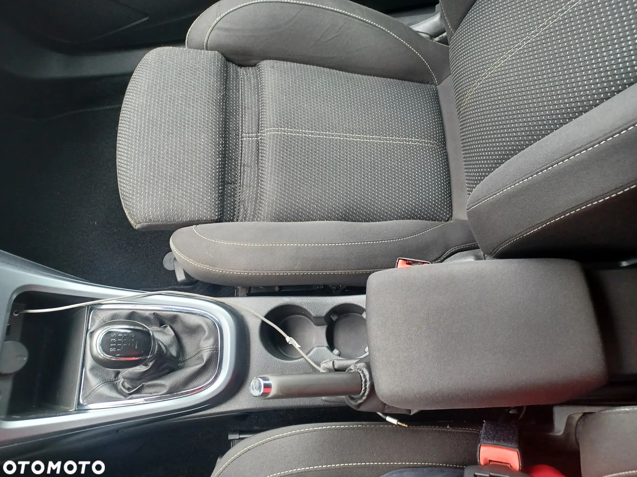 Opel Astra GTC 1.6 Turbo Innovation - 24