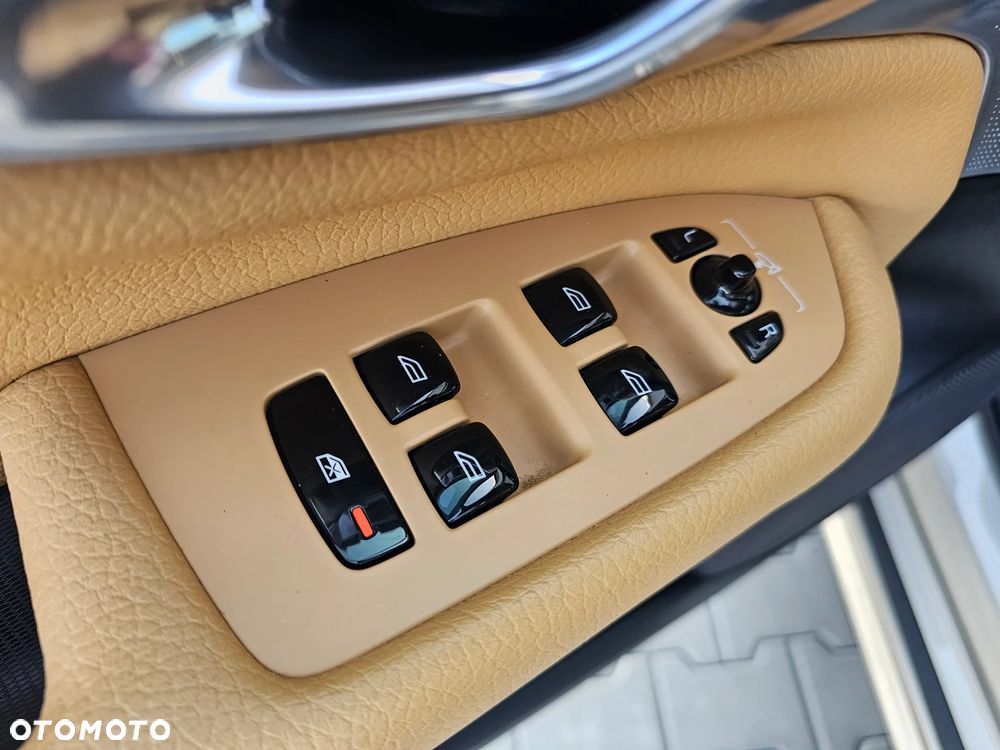 Volvo XC 90 T8 AWD Plug-In Hybrid Momentum 7os - 25