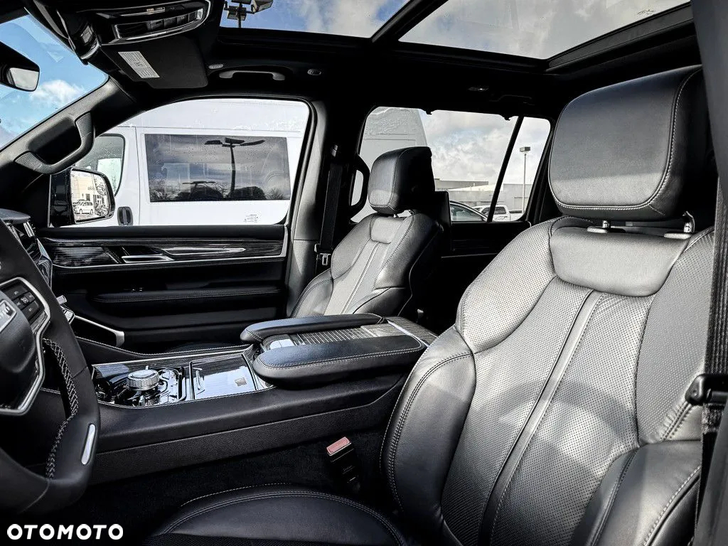 Jeep Wagoneer - 11