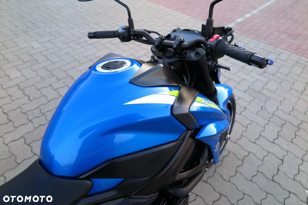 Suzuki GSX - 17