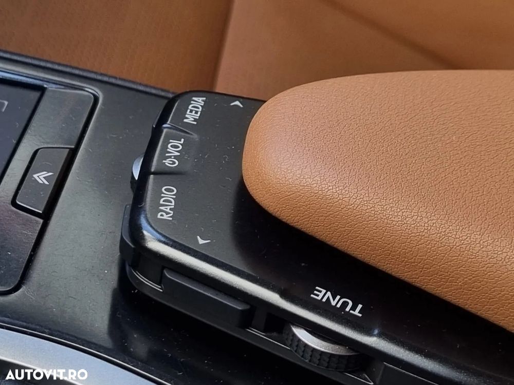 Lexus UX 250h - 24