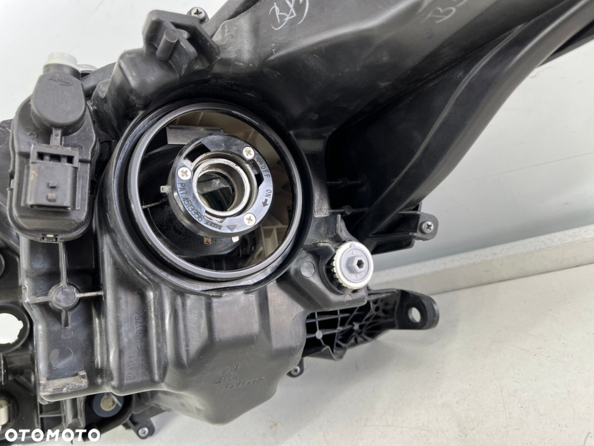 Lampa reflektor Toyota Yaris IV 4 19r.-> prawa przednia oryginał - 12