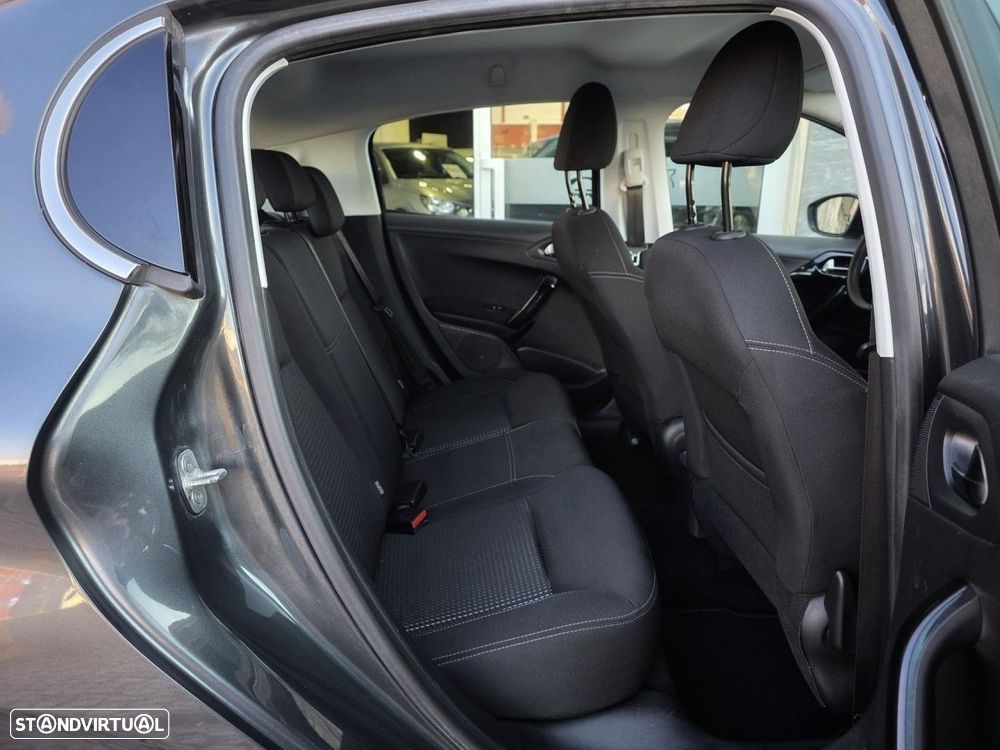 Peugeot 208 1.2 PureTech Allure EAT6 - 7