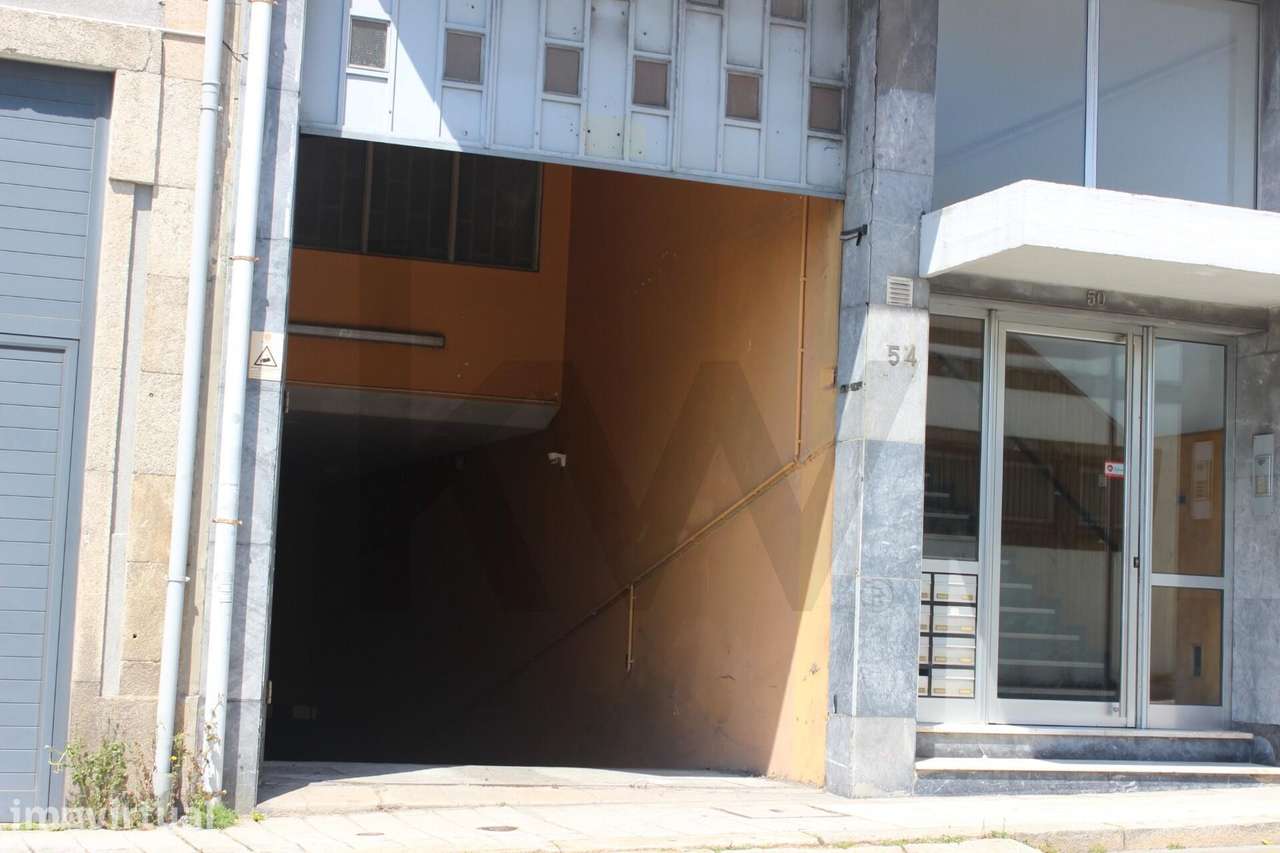 Armazém/ Garagem 1160 m2  perto da Rotunda da Boavista, Constituição, - Grande imagem: 2/20