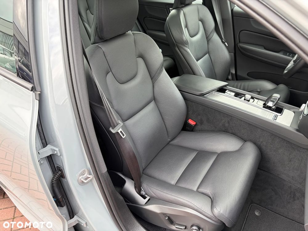 Volvo XC 60 B4 D Plus Dark - 16