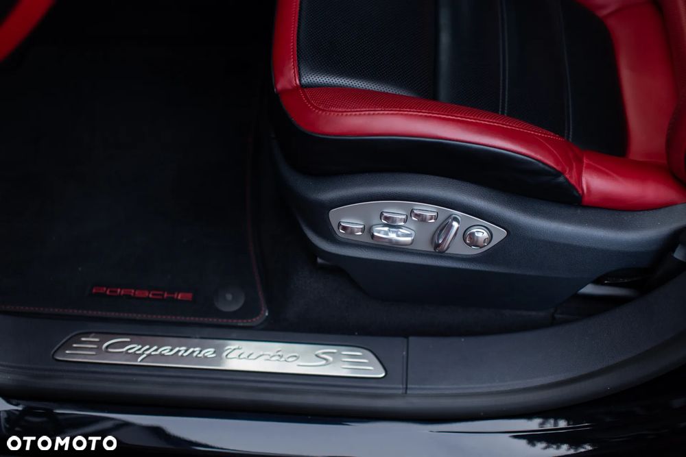Porsche Cayenne Turbo S - 11