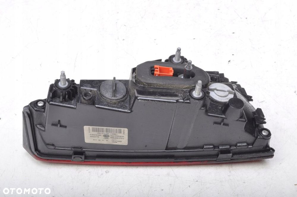 AUDI A4 B9 LAMPA PRAWY TYŁ W KLAPĘ 8W5945076A - 2