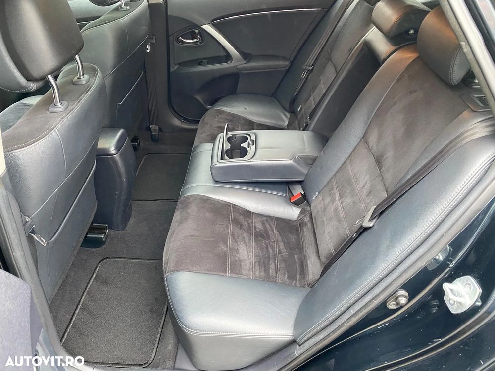 Toyota Avensis Combi 2.0 D-4D - 24