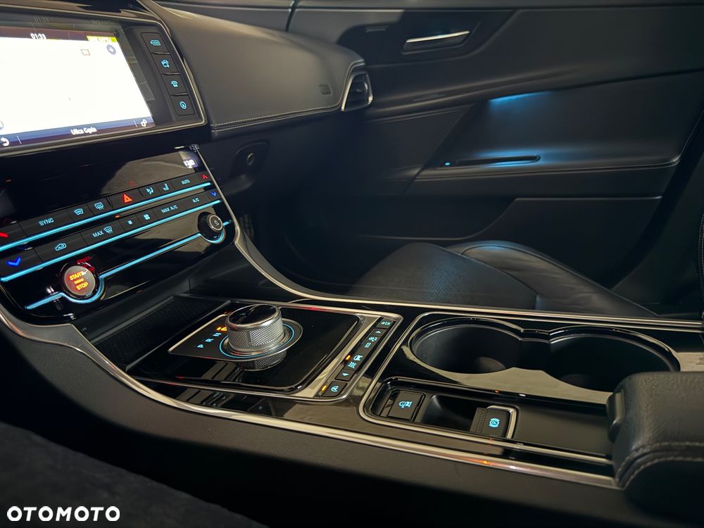 Jaguar XE - 7
