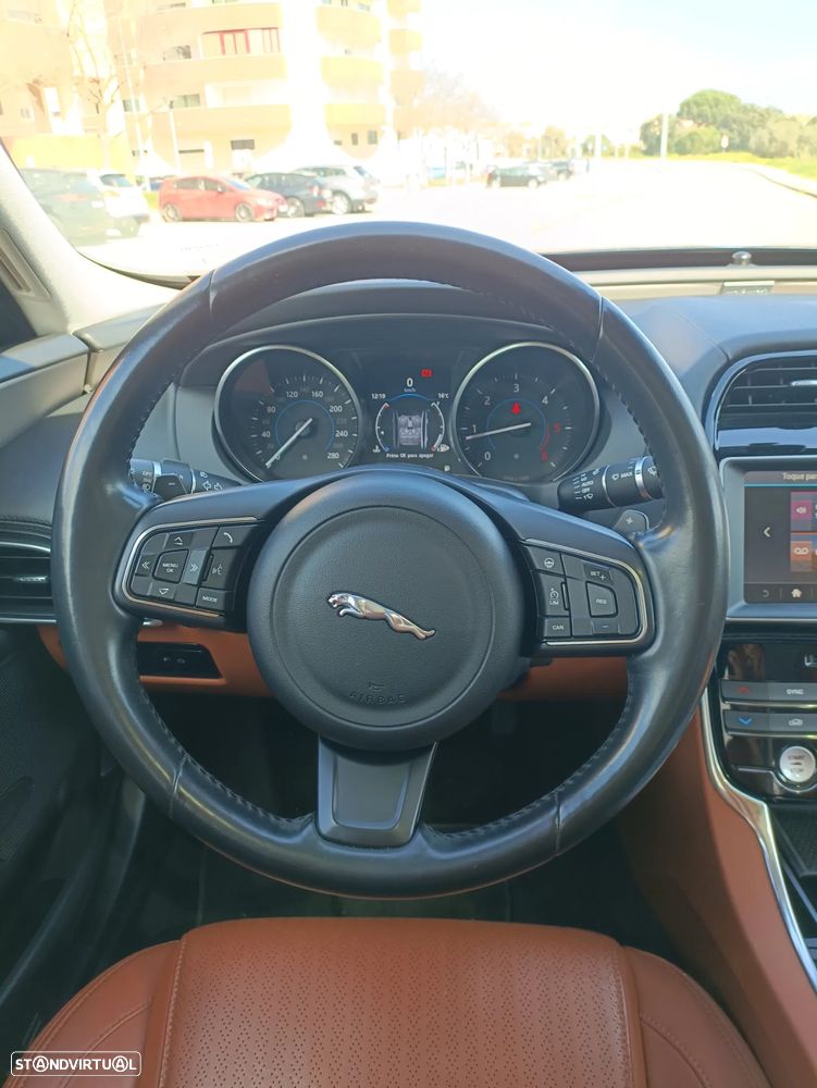 Jaguar XE 20d Aut. Portfolio - 14