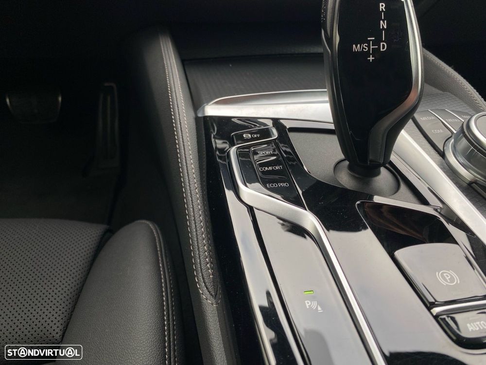 BMW 520 d Pack Desportivo M Auto - 13