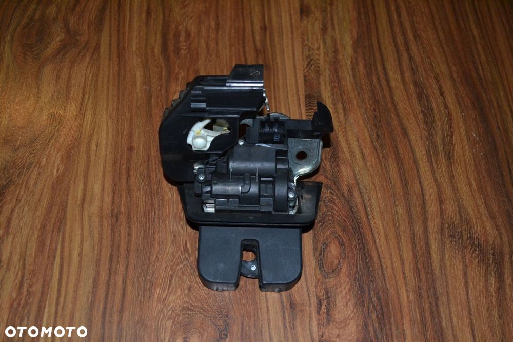 AUDI A4 B8 KOMBI ZAMEK KLAPY BAGAŻNIKA 8K9927505A
