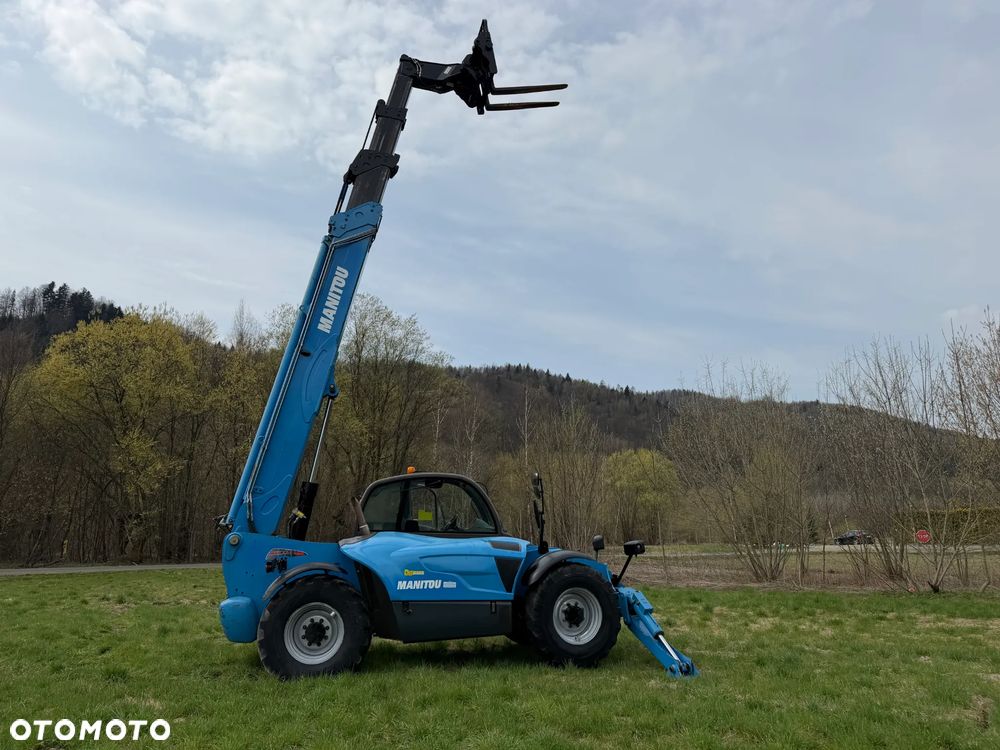 Manitou MT1840. Ładowarka Teleskopowa 18 metrów wysuw! UDŹWIG 4 TONY! Przebieg 2600 mtg. jak Nowa z SALONU. 2016 rok. z Norwegii z Gospodarstwa rolnego! Silnik PERKINS Turbo 110 km. Aktualne Serwisy w Dekra. Nowy Model sterowane wszystko z 1 dżojstika. Ani deka luzów czy wycieku. OKAZJA! Jazda REWERS + 4 biegi. Skręt 3 tryby. Wyjście Hydrauliczne pod przyczepę i oświetlenie, Poziomowanie ośi stabilizatory! Wyjścia Hydrauliczne na maszt! Okazja - 1